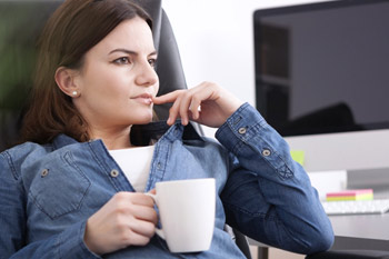 woman-relaxing-at-computer-350